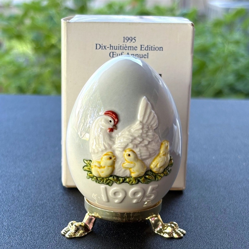 Goebel 1995 Annual Egg 18th Edition Hen and Chicks Germany Porcelain‎ with Stand